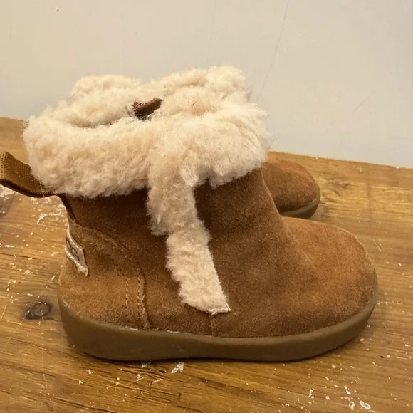 UGG Tan Boots with Cream Fur - Picture 4 of 7